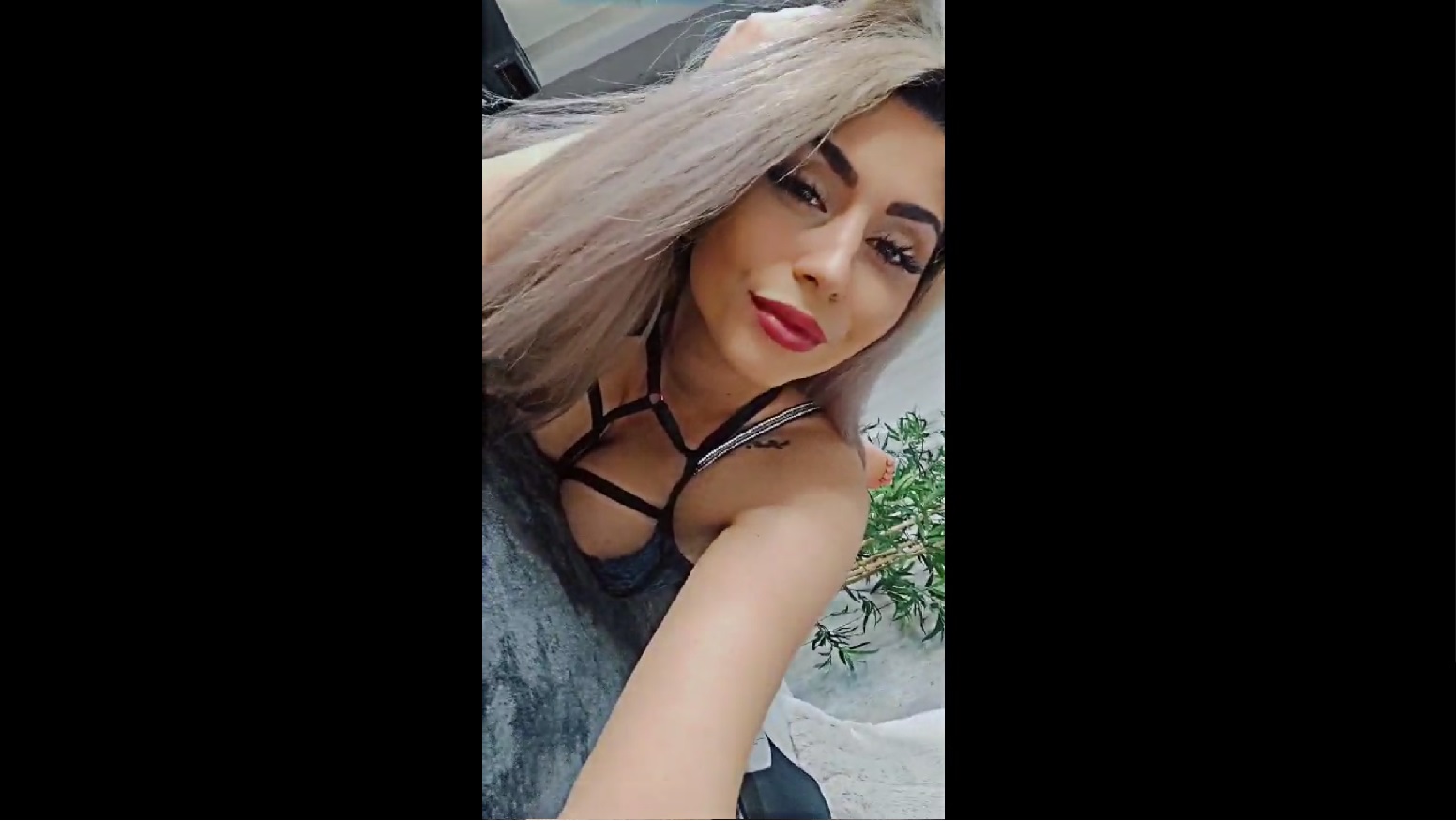 CelineMeyerr’s look makes you want her too much